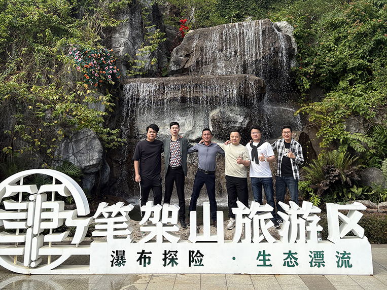 設(shè)計團(tuán)隊合影